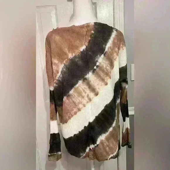 Women’s *Large* V Neck long sleeve shirt. Tie die look~Perfect for all seasons - Picture 4 of 4